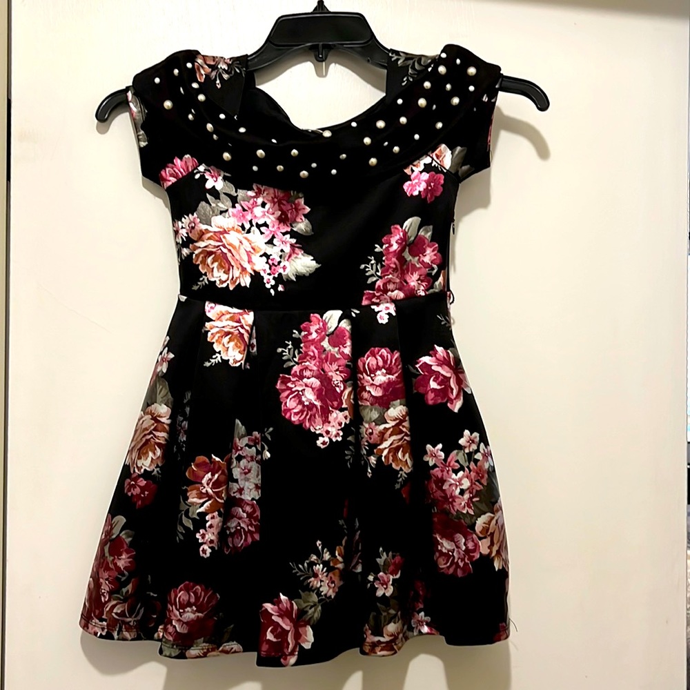 Perfect for the Holiday’s. Beautiful floral girls’ dress.